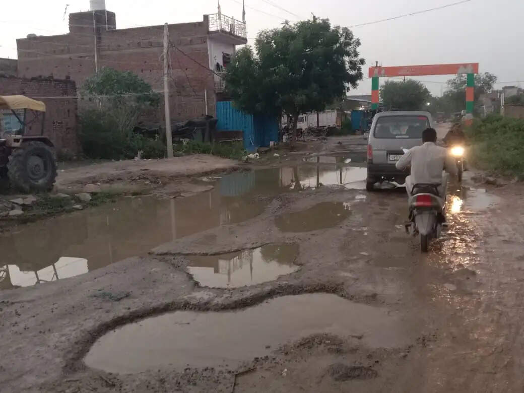दतियाः बारिश में छलनी हुआ भांडेर-सरसई मार्ग, जगह-जगह गड्ढों से हादसे का खतरा