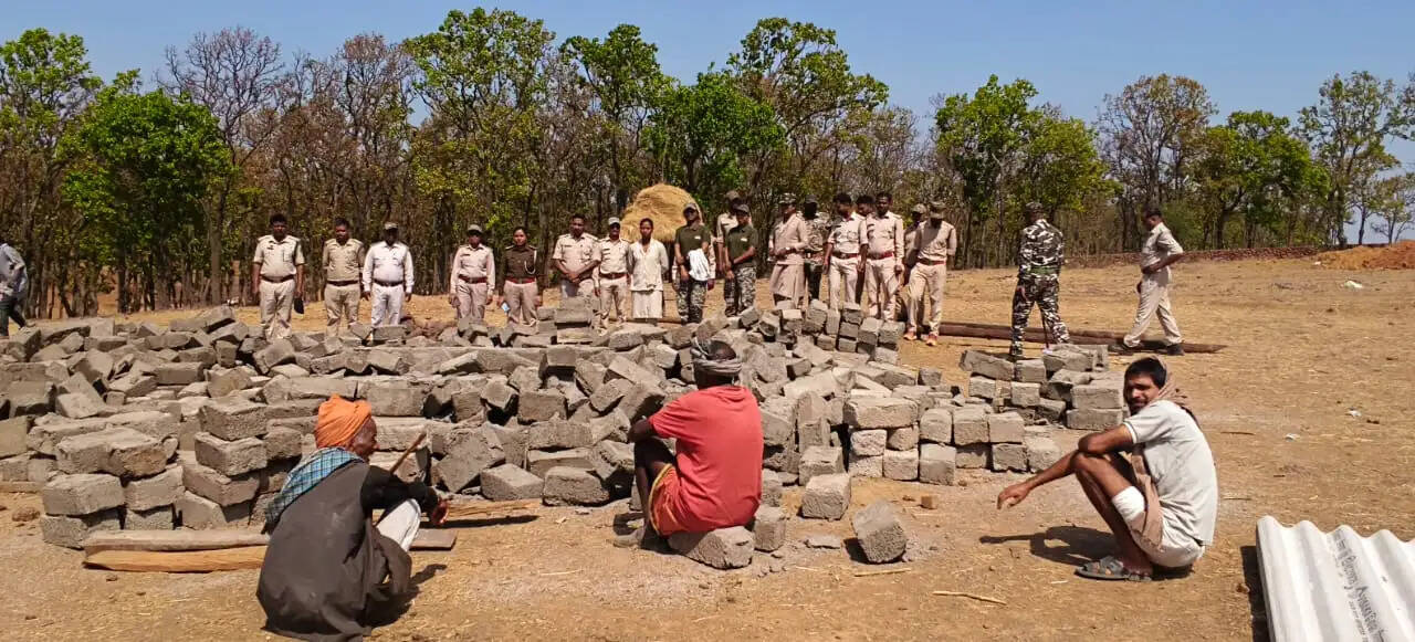 जशपुर : वन भूमि पर अवैध अतिक्रमण, विभाग ने निर्माण कार्य रुकवाकर जमीन कराई खाली