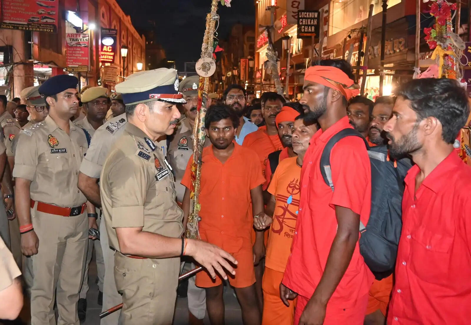 सावन मास के दूसरे सोमवार के पूर्व सड़कों पर उतरे पुलिस कमिश्नर,कांवड़ियों से किया संवाद