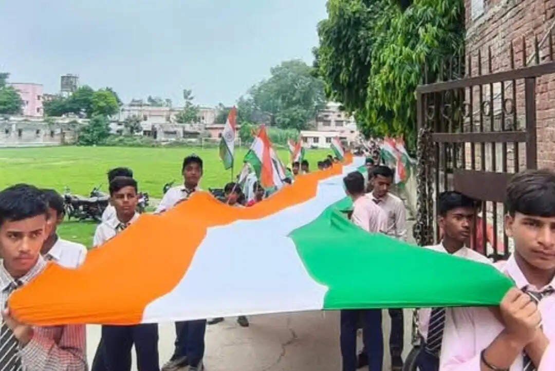 देवरिया : तिरंगा यात्रा में गूंजा भारत माता का जयकारा, राष्ट्रभक्ति के रंग में रंगा शहर