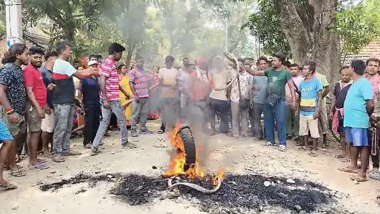 सड़क मरम्मत की मांग को लेकर आमडांगा में टायर जलाकर प्रदर्शन