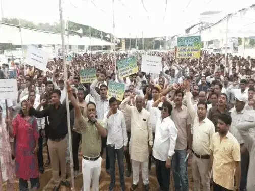 ई-अटेंडेंस के विरोध में सड़क पर उतरे कृषि विस्तार अधिकारी,&nbsp;भोपाल में धरना, 25 साल पुरानी 2800 ग्रेड-पे की मांग भी उठाई