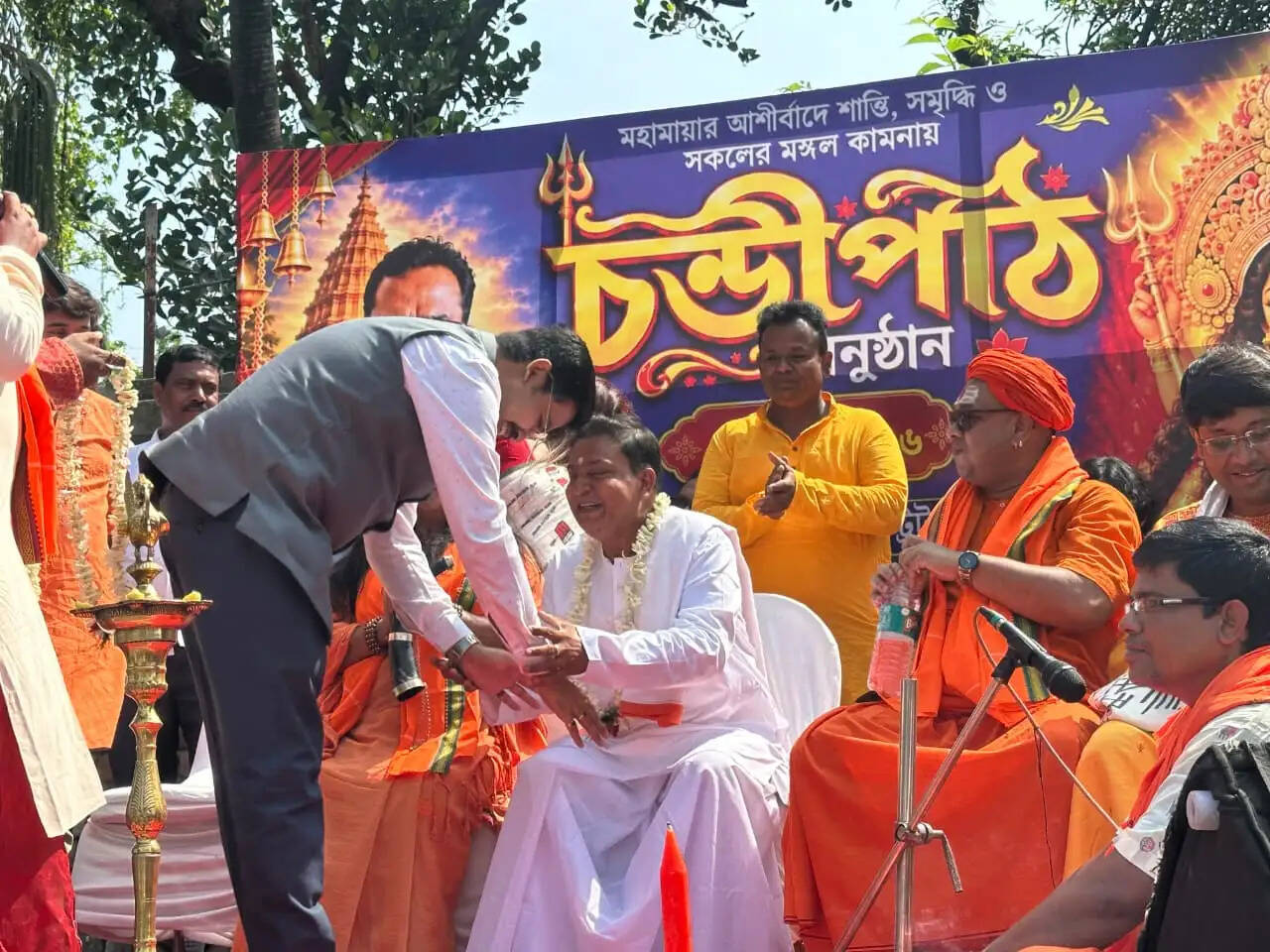देवीपक्ष में माकपा मुख्यालय के पास चंडीपाठ, वामपंथियों को सद्बुद्धि देने की प्रार्थना