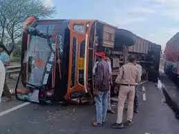 मप्र के राजगढ़ में बारातियों से भरी बस खाई में पलटी, 3 की मौत, 27 घायल