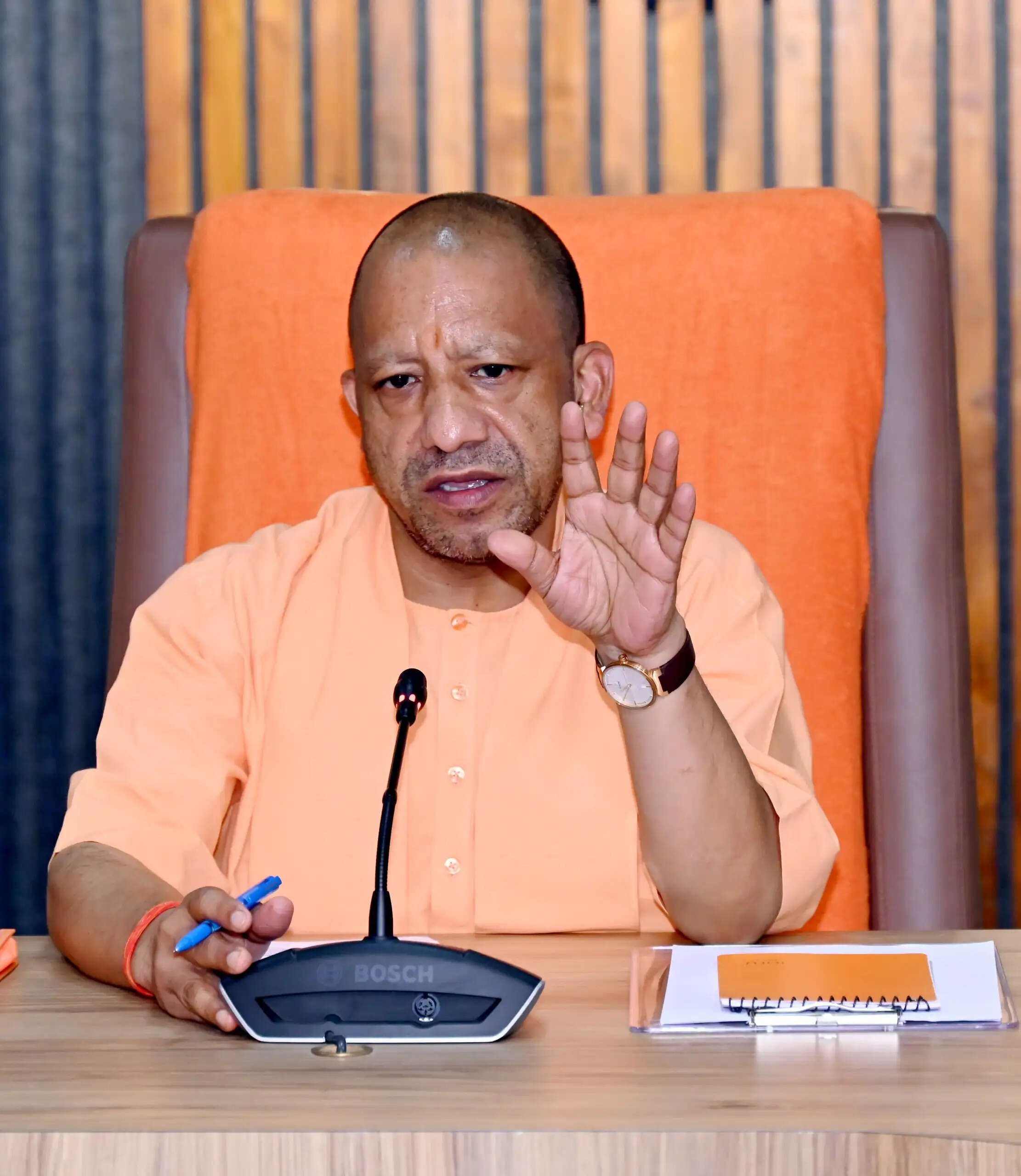 निर्माण कार्यों में लाएं तेजी, गुणवत्ता के साथ समय से पूरे हों काम : योगी आदित्यनाथ