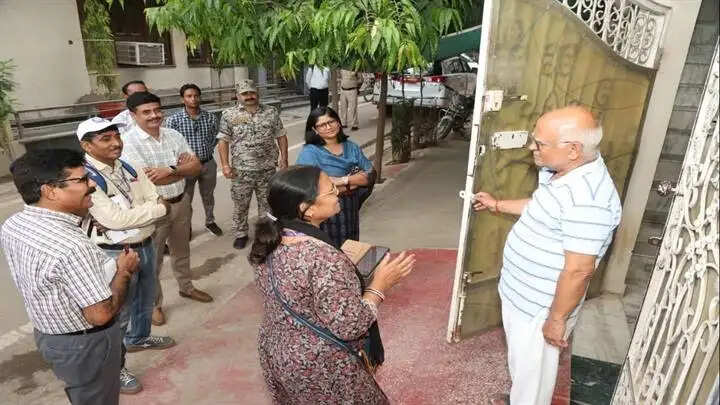 ग्वालियरः कलेक्टर ने किया जनगणना कार्य का निरीक्षण, अपनी मौजूदगी में कराई ऑनलाइन गणना
