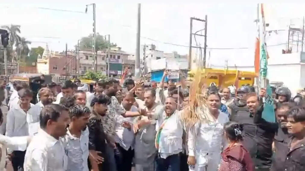 सागर: युवा कांग्रेस का प्रदर्शन, सिंहस्थ जमीन विवाद और नीट पेपर लीक को लेकर सीएम और शिक्षा मंत्री के जलाए पुतले