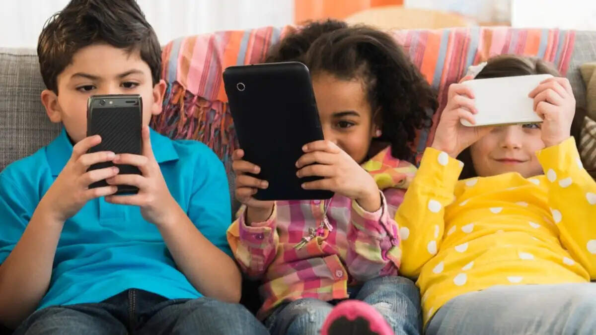 मोबाइल की दुनिया में सिमटते रिश्ते, खोती जा रही बचपन की गर्माहट