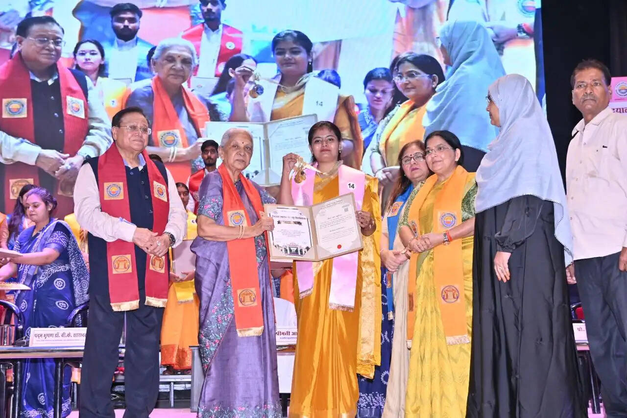 दीनदयाल उपाध्याय गोरखपुर विश्वविद्यालय : 45वें दीक्षांत समारोह में शिक्षा, स्वास्थ्य, नवाचार और सामाजिक सरोकारों का अनूठा संगम