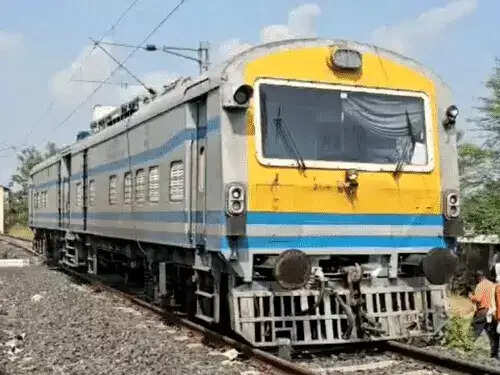 मंदसौरः शेड से निकलते ही ओएचई निरीक्षण यान पटरी से उतरा