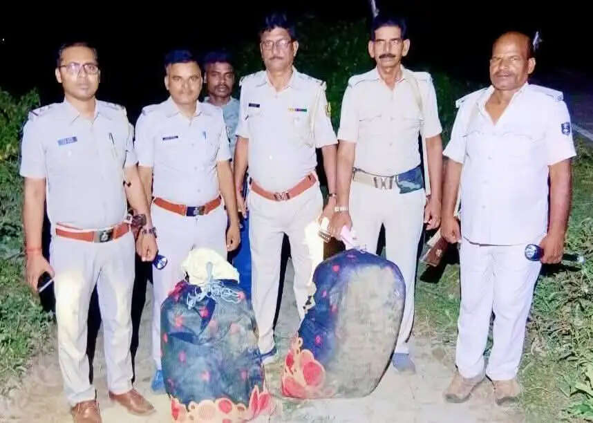 रात के अंधेरे में नदी पारकर लाया गया 35 किलो तस्करी का गांजा जब्त