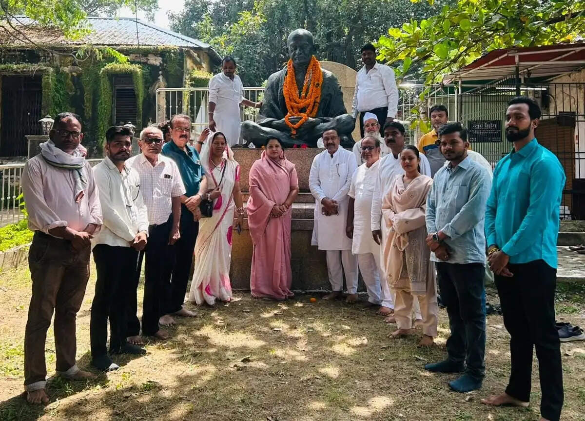गांधी-शास्त्री जयंती पर कांग्रेसियों ने किया माल्यार्पण