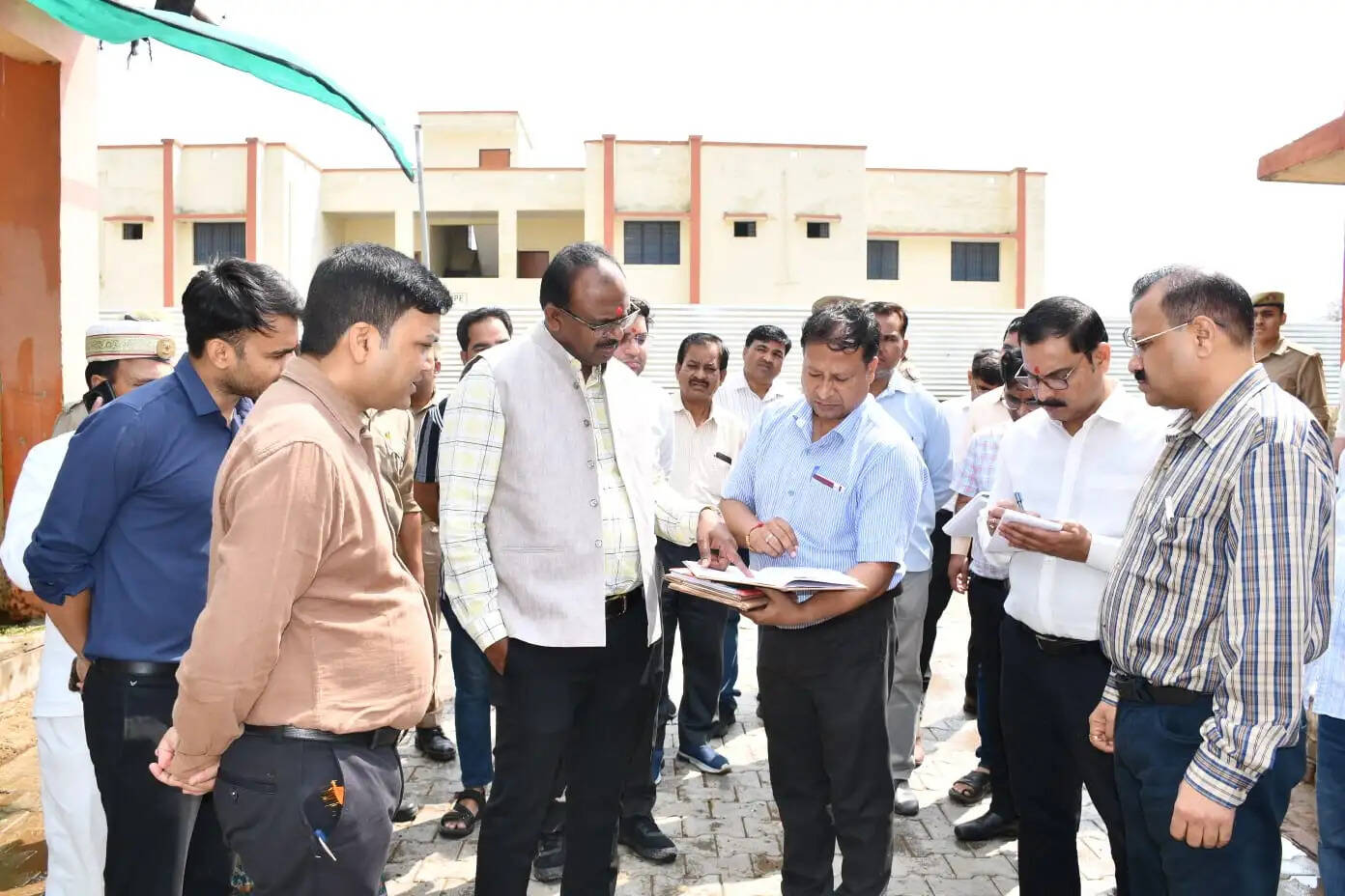जिलाधिकारी ने गौशाला के निरीक्षण में कमी मिलने पर जताई नाराजगी