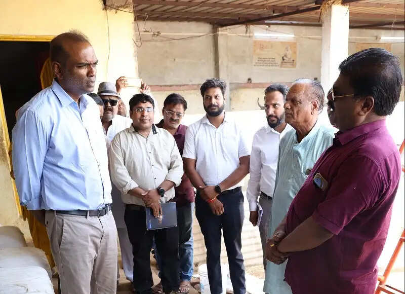 भोपालः संभागायुक्त ने गांवों का भ्रमण कर महिला समूहों से किया संवाद