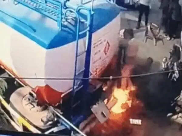 ग्वालियर&nbsp;में&nbsp;पेट्रोल टैंकर से शिफ्टिंग के दौरान लगी आग, क्लीनर झुलसा,&nbsp;नोजल बंद करने की कोशिश में हादसा