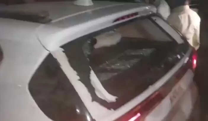 उत्तर प्रदेश के गोरखपुर में बेकाबू कार ने घर के बाहर बैठै लोगों को रौंदा, मां-बेटी समेत तीन की मौत