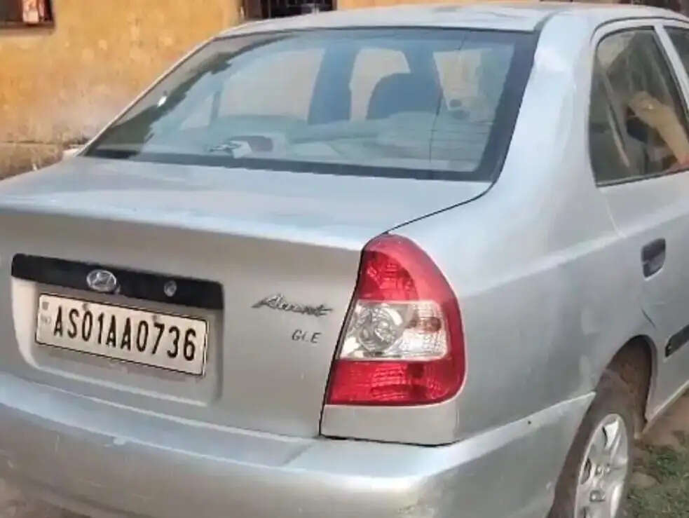 असम नंबर की कार से भारी मात्रा में बीयर बरामद, एक तस्कर गिरफ्तार