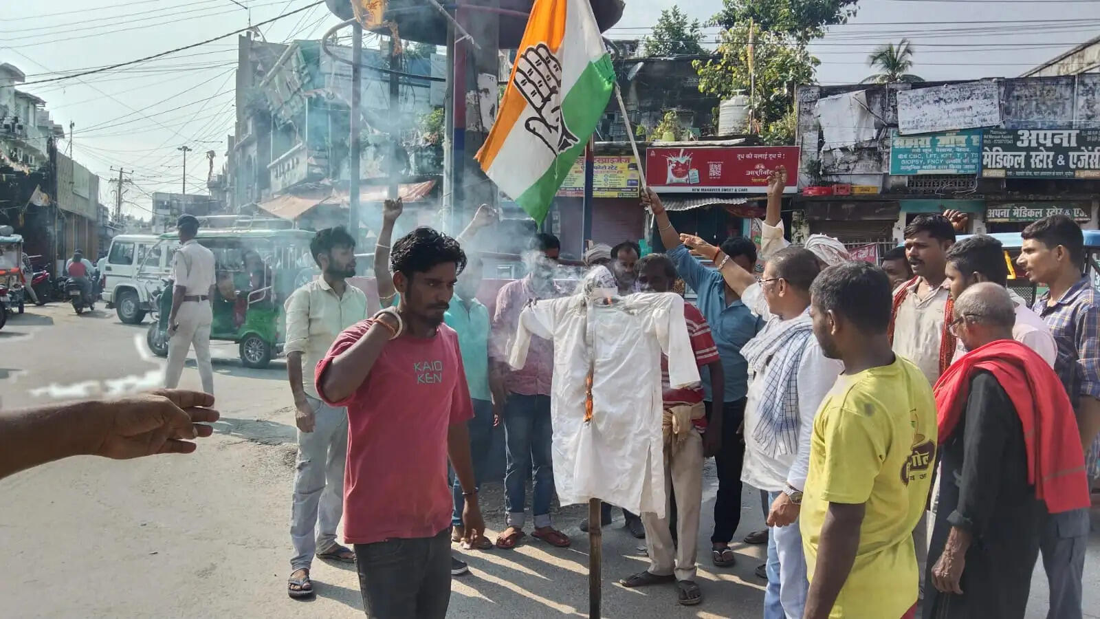 सुपौल महावीर चौक पर युवा कांग्रेस कार्यकर्ताओं ने चुनाव आयोग का पुतला फूंका