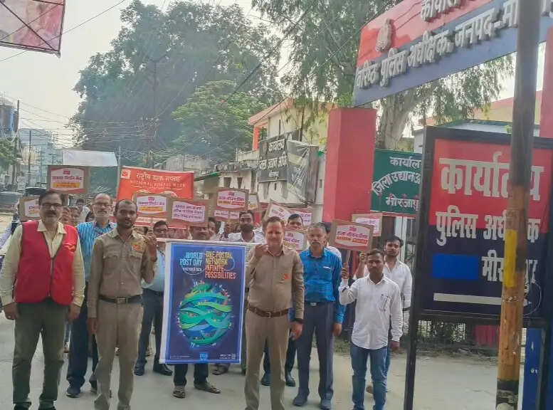 डाक सेवाओं का संदेश लेकर सड़कों पर निकले डाककर्मी