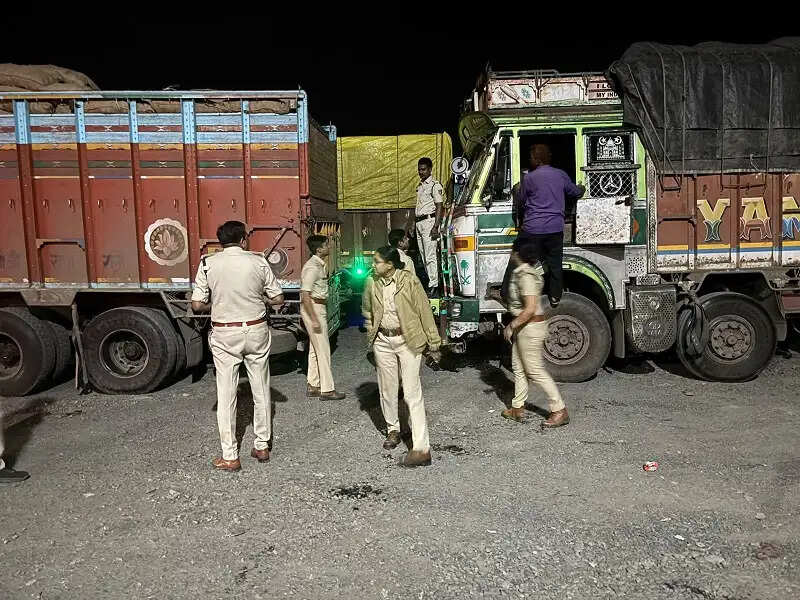 मप्र के इंदौर में तीन करोड़ की अवैध शराब जब्त, दो ट्रकों से मिलीं 3 हजार पेटियां