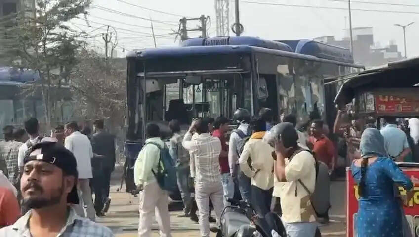 डीटीसी बस की चपेट में आकर दो की मौत, गुस्साई भीड़ ने बसों में की तोड़फोड़