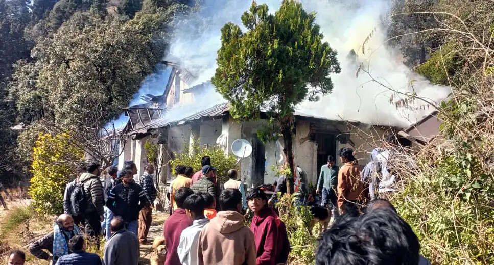 नैनीताल में एक और अंग्रेजी दौर की ग्लेनमोर कोठी आग से राख