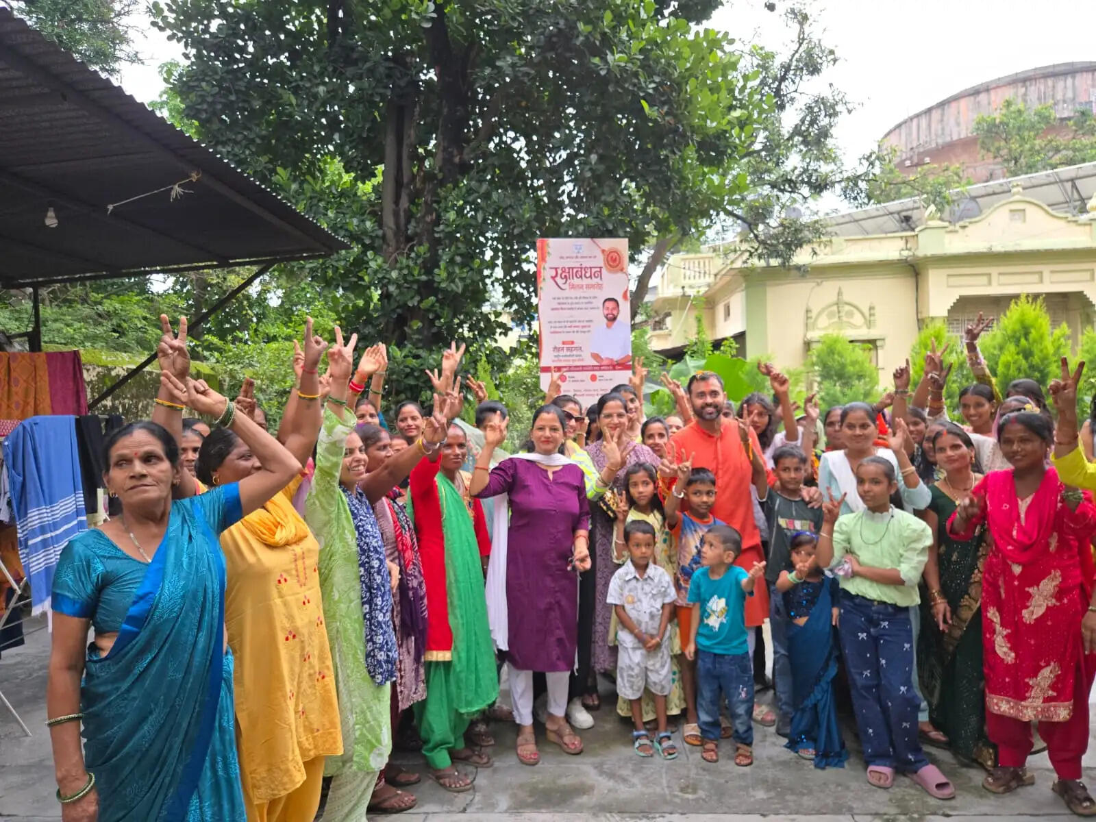 बहनों ने बांधी राखी, रोहन ने दिया सशक्तिकरण का संदेश