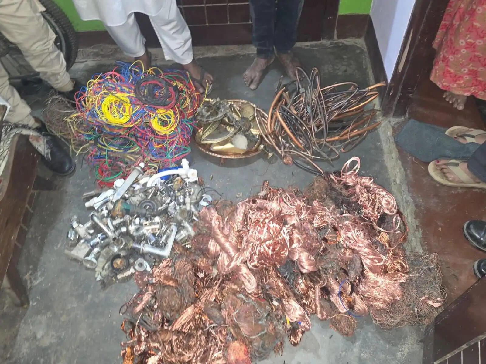 तीन चोर गिरफ्तार