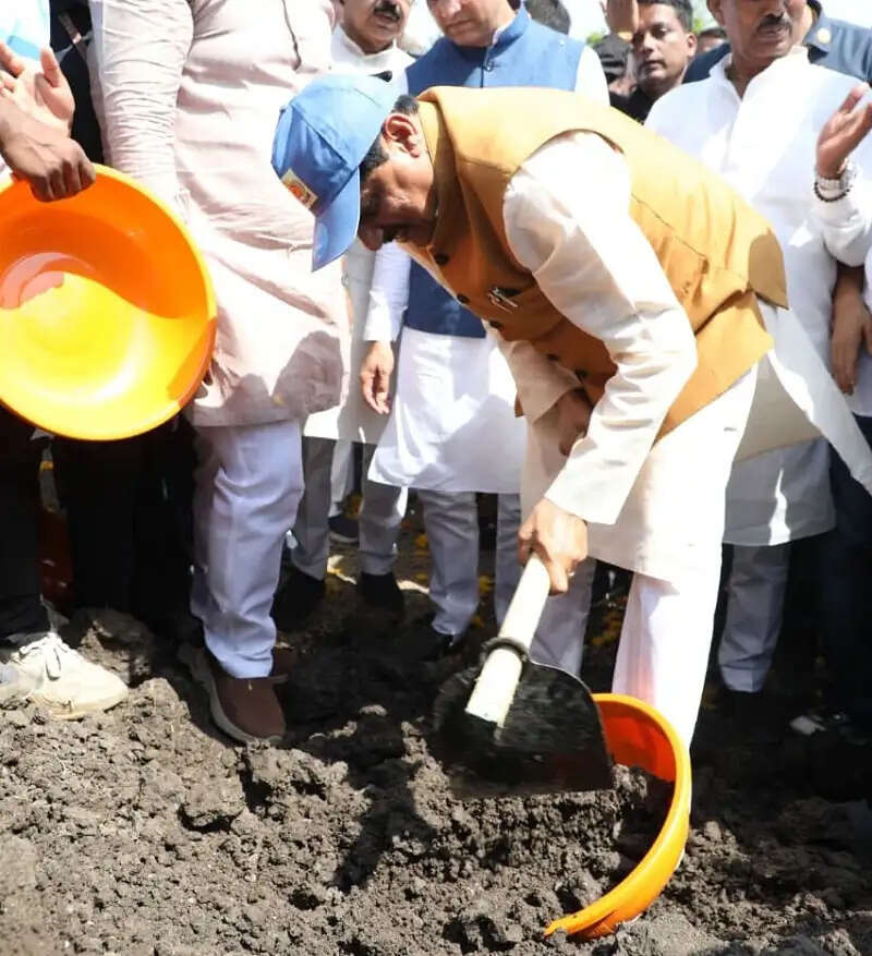 इंदौरः मुख्यमंत्री ने लिंबोदी तालाब पहुंचकर किया श्रमदान, नागरिकों को दिलाई जल संरक्षण की शपथ