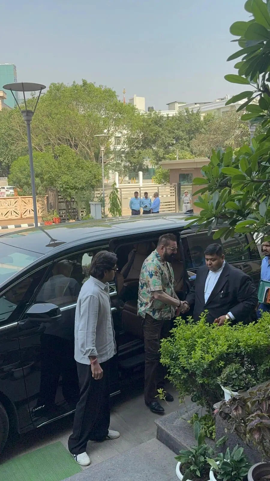 सरके चुनर तेरी सरके गाने को लेकर एनसीडब्ल्यू के सामने हुए पेश संजय दत्त, मांगी माफी