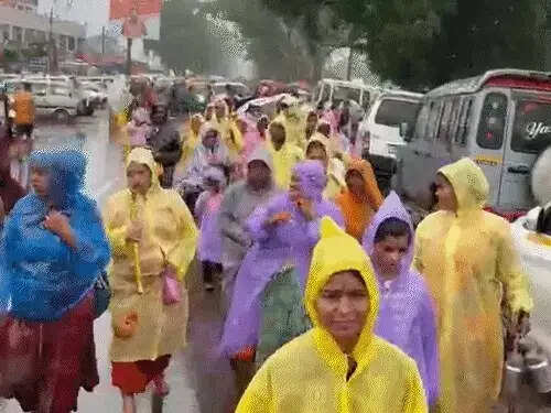 मध्य प्रदेश के सीहोर में उमड़ा आस्था का जनसैलाब, 11 किमी लंबी कांवड़ यात्रा में गूंजे हर-हर महादेव के जयकारे