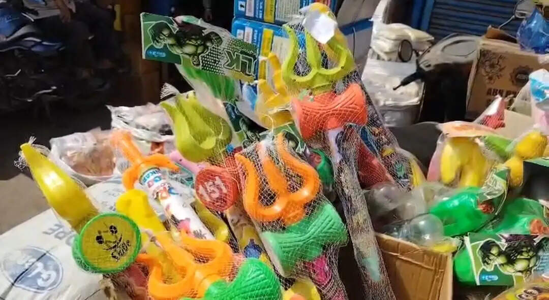 होली से पहले बाजारों में खरीदारी का उफान, हाईटेक पिचकारियों की धूम