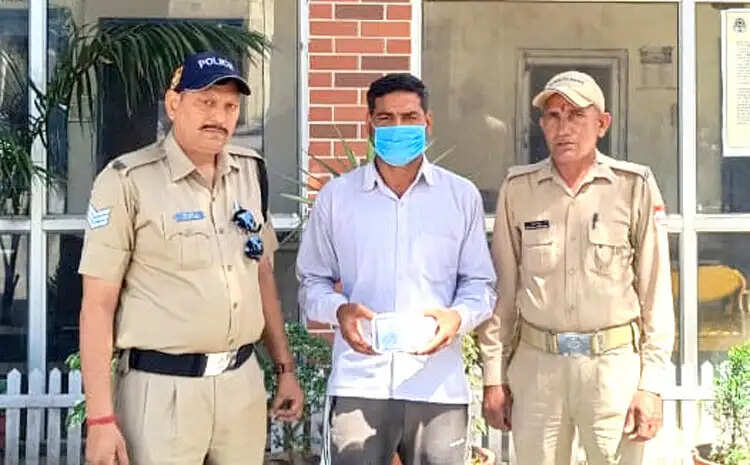 चरस के साथ तस्कर गिरफ्तार