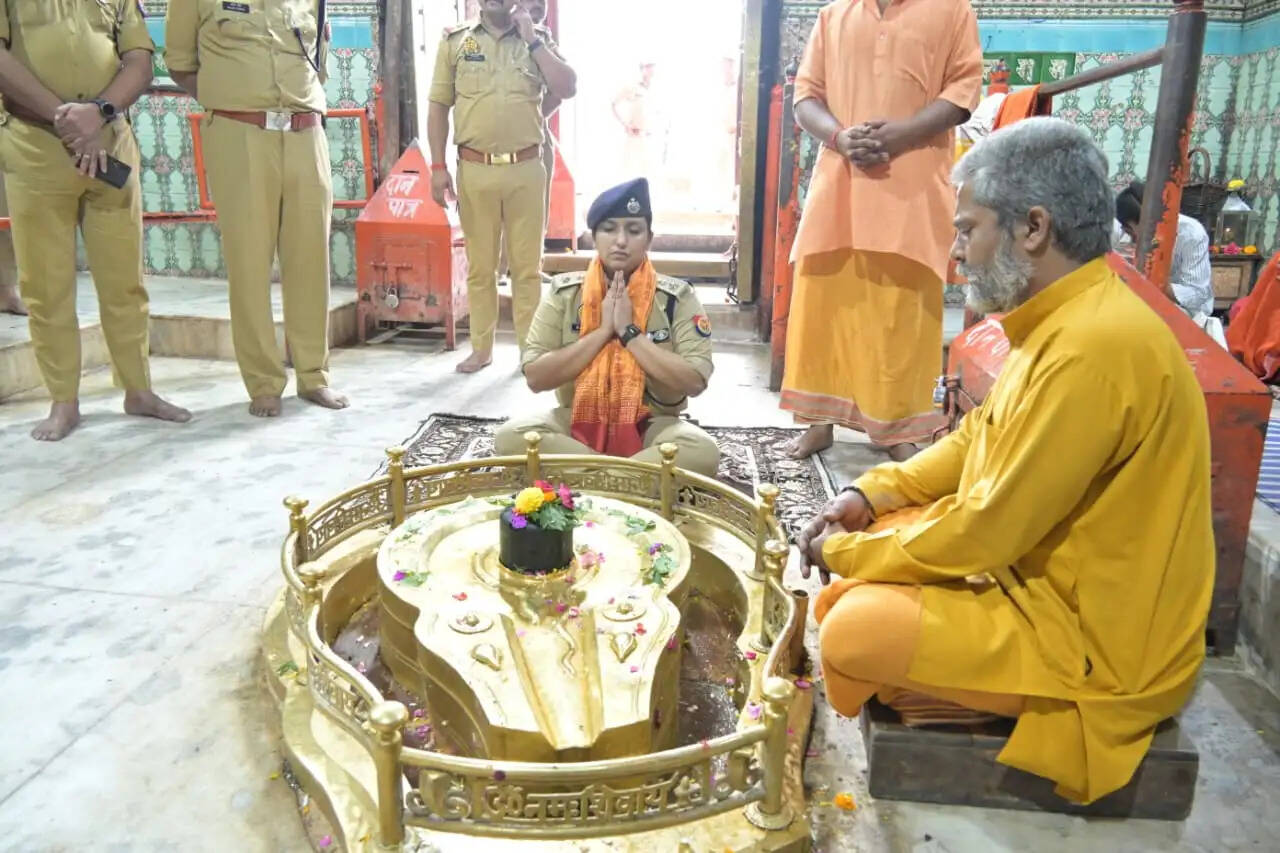 बाराबंकी की एसपी रवीना त्यागी ने लोधेश्वर महादेवा में किया दर्शन-पूजन