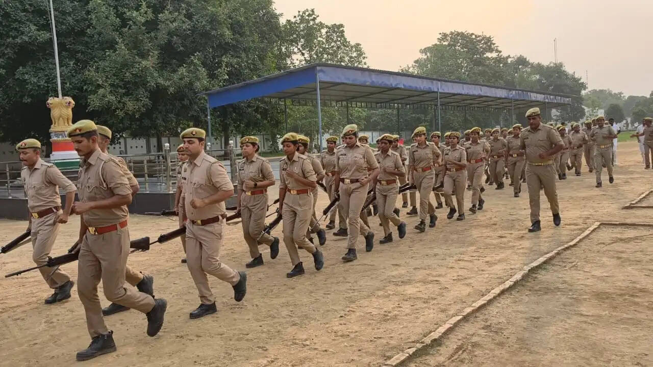 अनुशासन व एकरूपता बनाए रखने के लिए पुलिस लाइन में टोलीवार ड्रिल