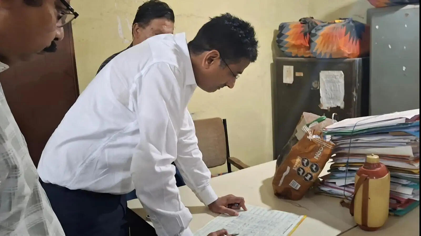 दमोह कलेक्टर अचानक वृद्धाश्रम पहुंचे, बुजुर्ग बहनों ने बांधी राखी; बैंक के 22 कर्मचारियों का तीन दिन का वेतन काटने के निर्देश