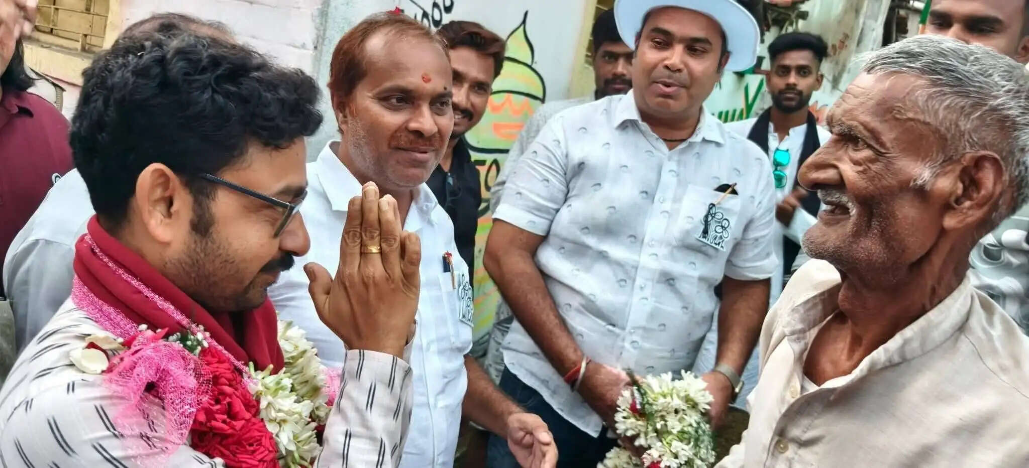 चुनाव 26: रिषड़ा में तन्मय घोष के प्रचार में उमड़ा जनसैलाब, फूल-मालाओं से हुआ भव्य स्वागत