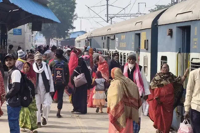 ग्वालियरः रायरू स्टेशन पर मजिस्ट्रेट चैकिंग में 105 बेटिकट यात्री पकड़े, एक लाख से अधिक की वसूली