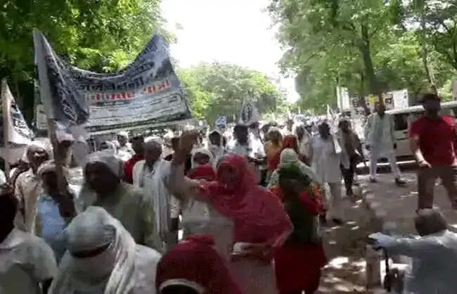 रेवाड़ी: गंदा पानी रोकने को ग्रामीणों ने निकाली ट्रैक्टर यात्रा, सौंपा ज्ञापन