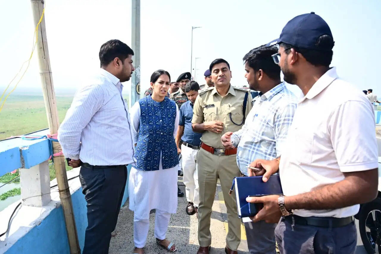 डीएम ने विक्रमशिला सेतु की यातायात व्यवस्था का किया निरीक्षण