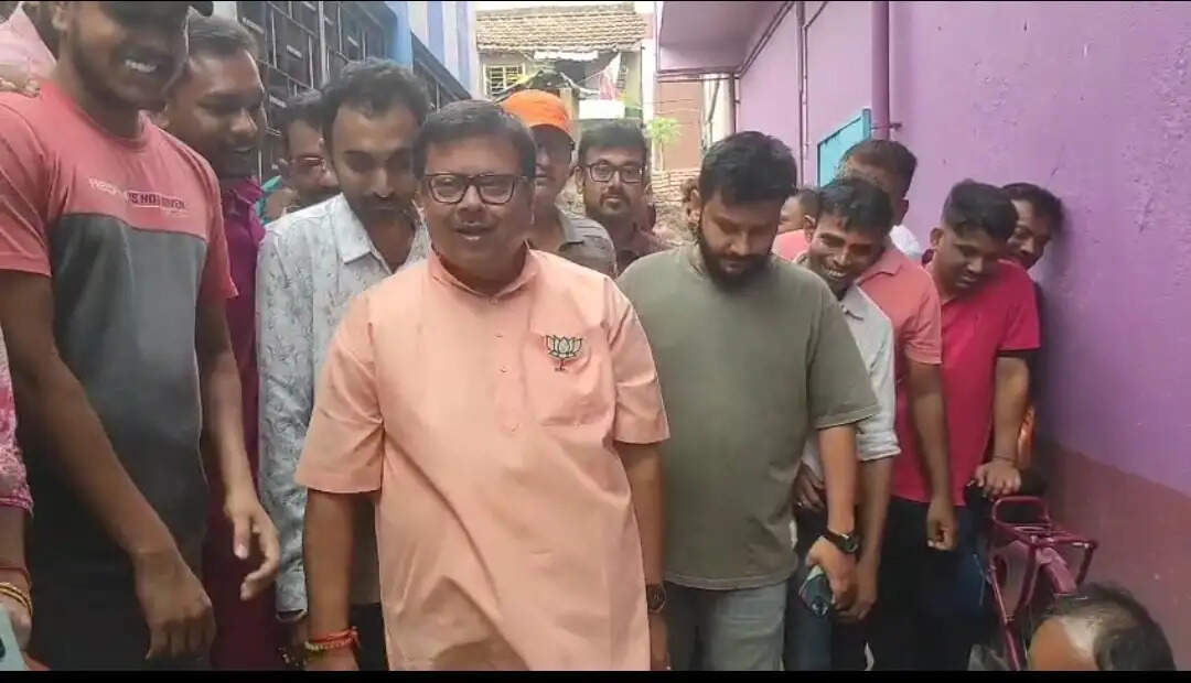 चुनाव 26 : चुचुड़ा में बाजार के बीच जनसंपर्क में उतरे भाजपा उम्मीदवार सुबीर नाग