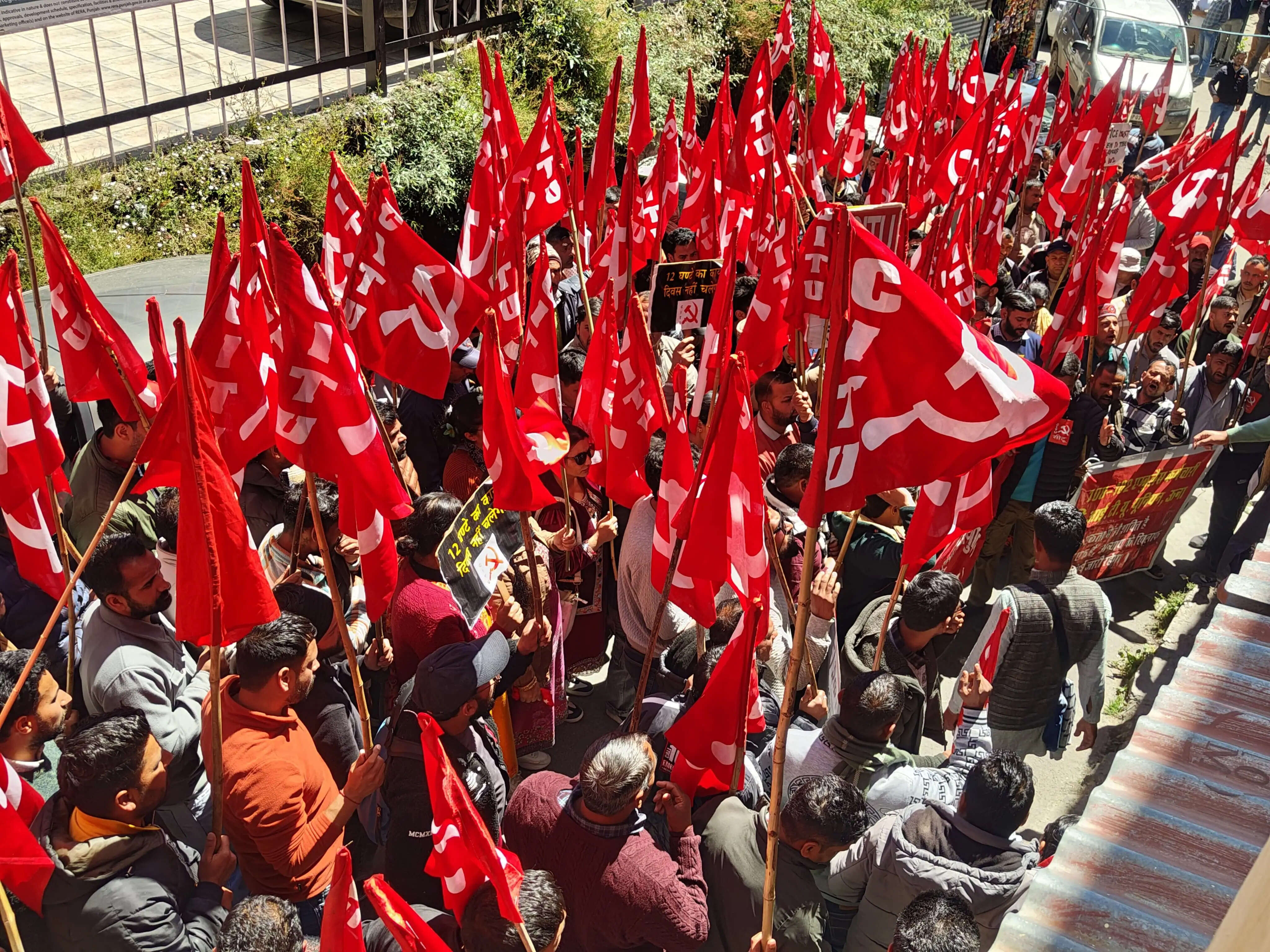 हिमाचल में एंबुलेंस कर्मचारियों की हड़ताल खत्म, बड़े आंदोलन की चेतावनी