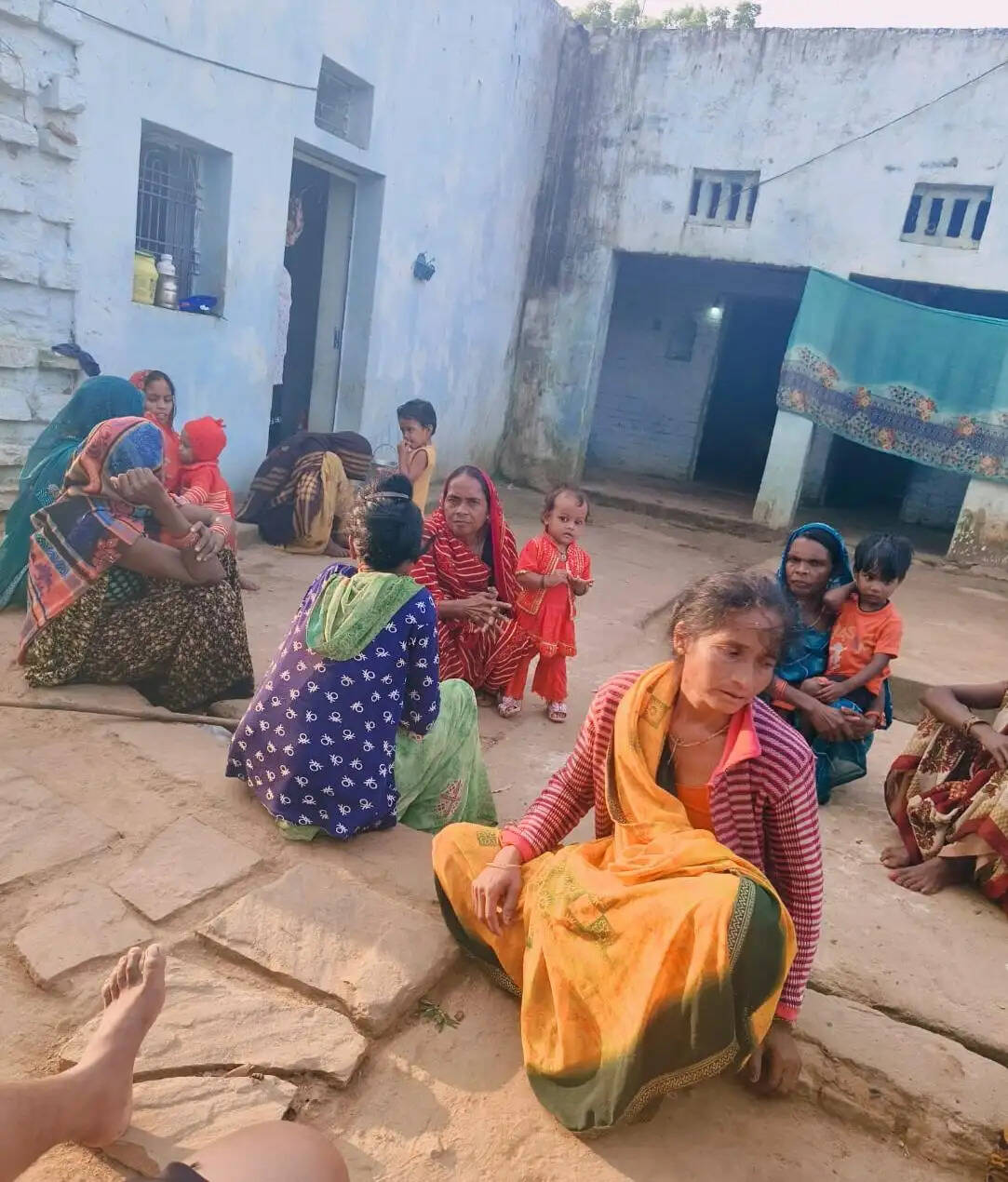मीरजापुर : खेत की रखवाली करने गई महिला, पीछे से घर का ताला तोड़कर डेढ़ लाख के जेवर चोरी