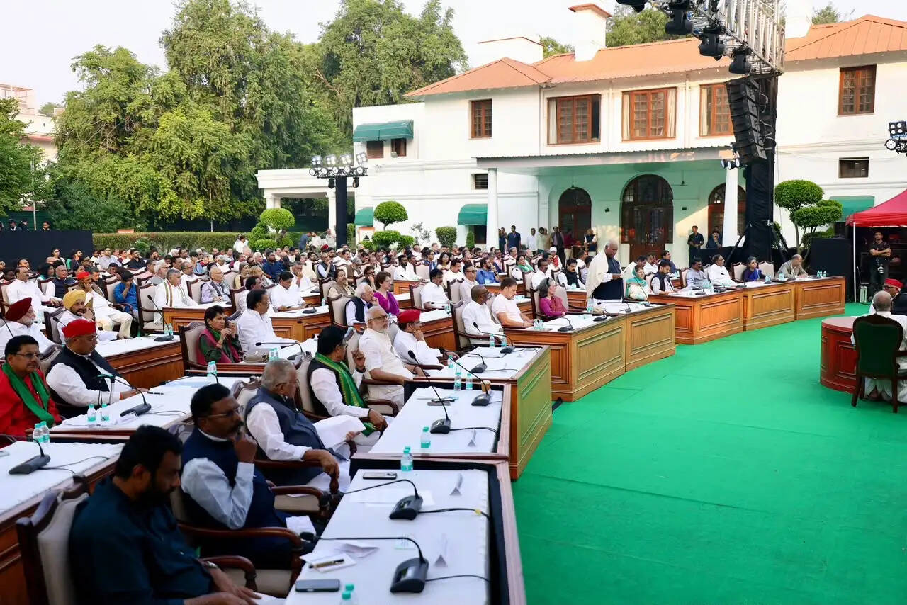 ज्ञानेश कुमार के खिलाफ इंडी गठबंधन का ‘जन महाभियोग’, खरगे ने लगाए छह आरोप; राहुल गांधी करेंगे समापन संबोधन