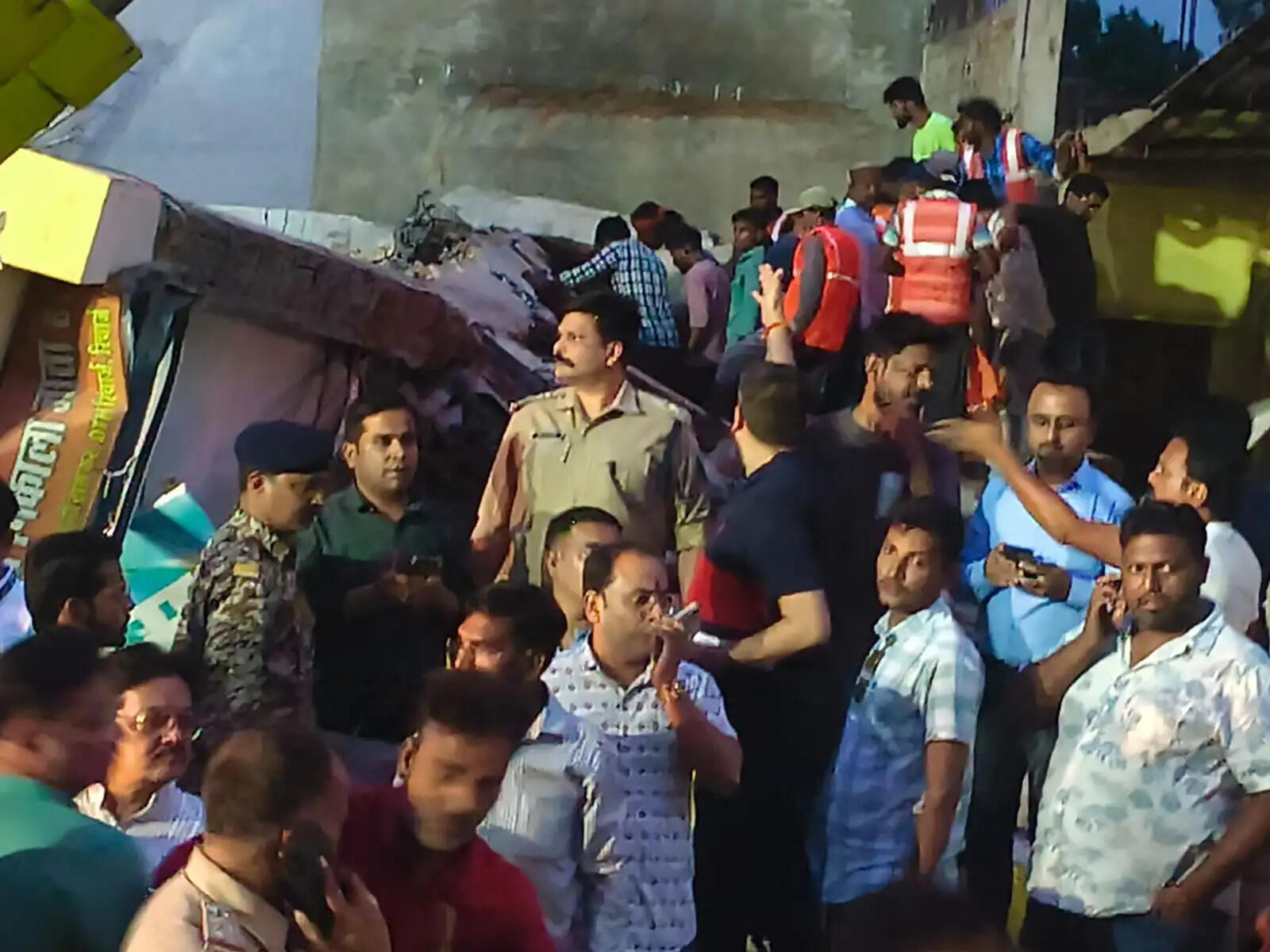 (अपडेट) अनूपपुर: 4 मंजिला लॉज गिरी, एक व्यक्ति की मौत, 7-8 लोगों के फंसे होने की आशंका