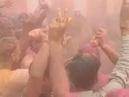 पुलिस लाइन में होली का रंग, भोपाल में डीजीपी&nbsp;समेत अफसर झूमे, इंदौर-ग्वालियर में भी जश्न