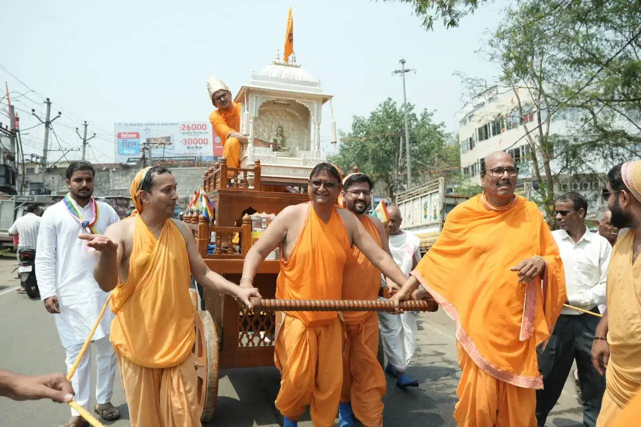 भगवान महावीर के जन्म कल्याणक महोत्सव पर निकली भव्य शोभायात्रा