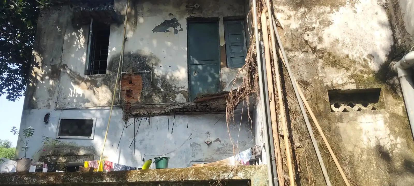 अनूपपुर: राजनगर कॉलरी के डबल स्टोरी का गिरा छज्जा, बर्तन साफ कर रही महिला घायल