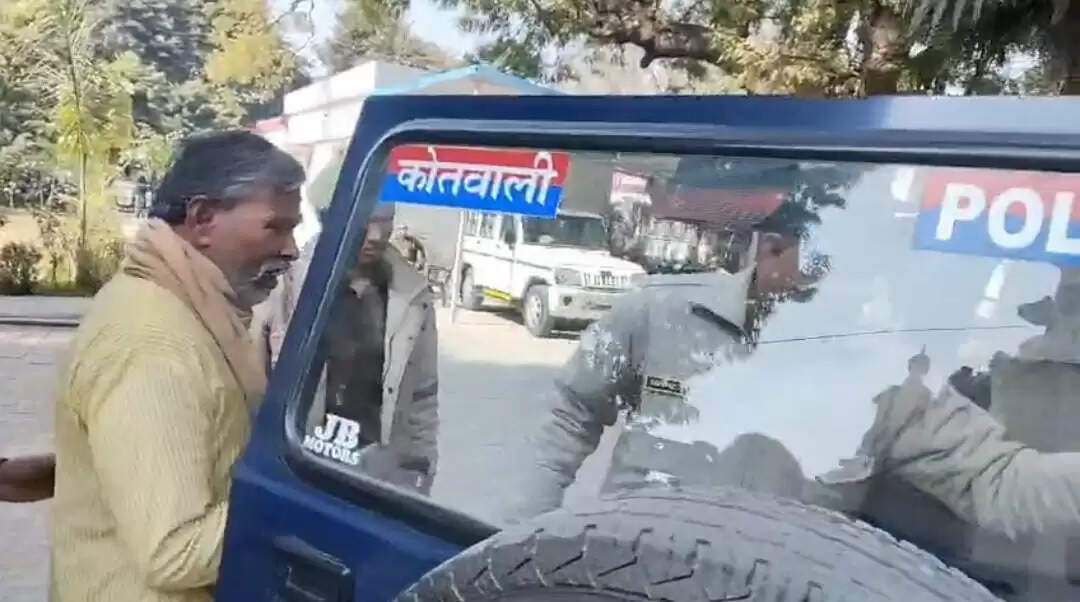 बरेली में बुजुर्ग ने की एसएसपी आफिस के बाहर आत्मदाह की कोशिश, इंस्पेक्टर समेत दो लोगों पर लगाया उत्पीड़न का आरोप