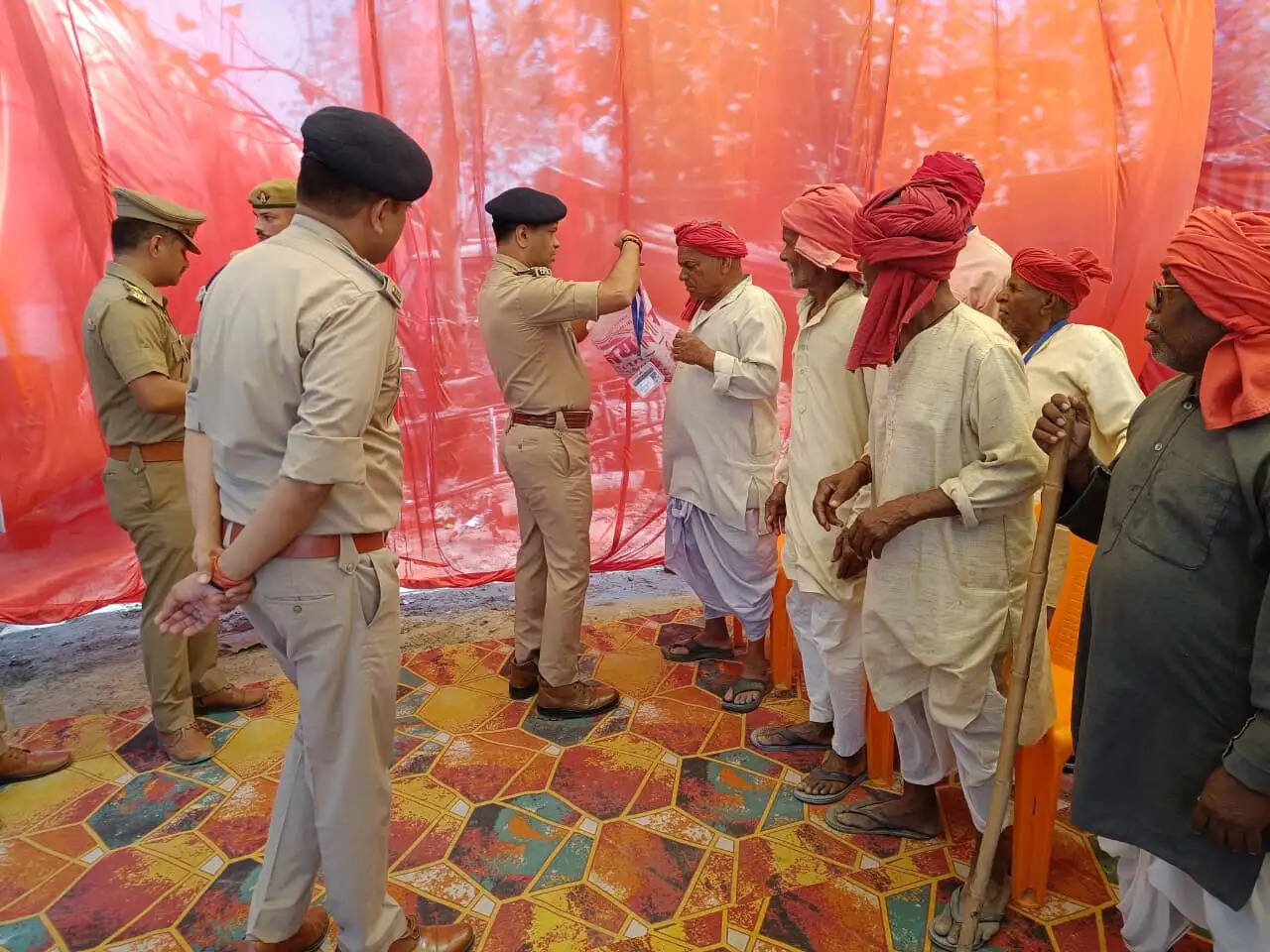 डीआईजी ने थाने पर माैजूद चौकीदारों को सम्मानित कर बढ़ाया उत्साहवर्धन